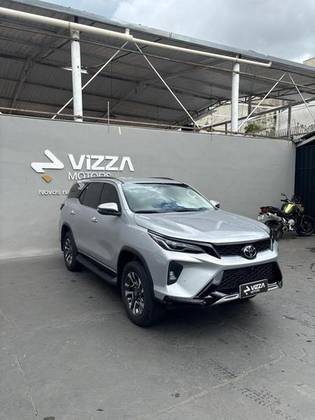 TOYOTA HILUX SW4 2.8 D-4D TURBO DIESEL SRX PLATINUM 7L 4X4 AUTOMÁTICO TOYOTA HILUX SW4 2.8 D-4D TURBO DIESEL SRX PLATINUM 7L 4X4 AUTOMÁTICO